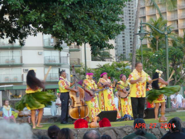 Hawaiian dance in Waikiki beach.JPG