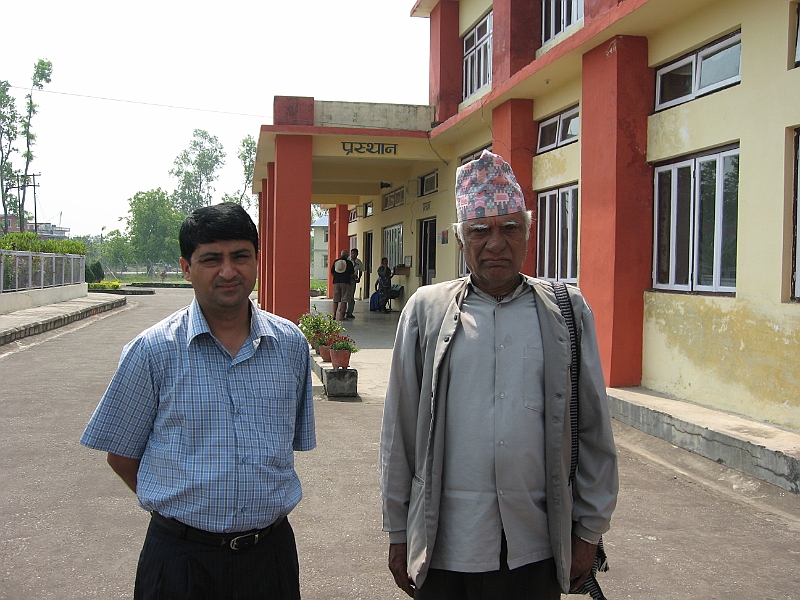 07-03-29-210654.JPG - khem and Homnath at Bharatpur Airport