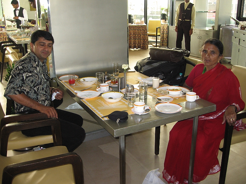 08-10-04-190003.JPG - Breakfast in a hotel in India