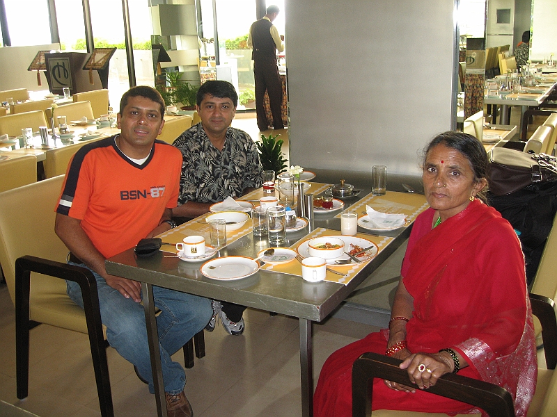 08-10-04-190039.JPG - Breakfast in a hotel in India