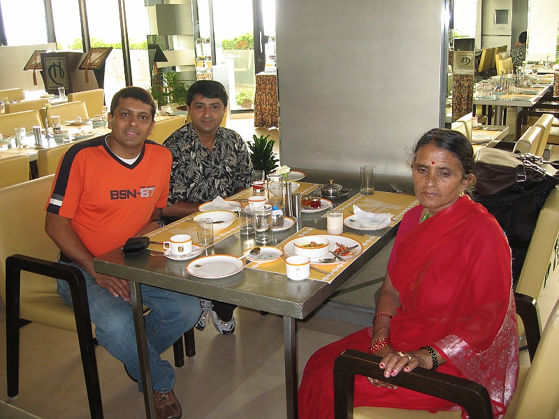 08-10-04-190046.JPG - Breakfast in a hotel in India