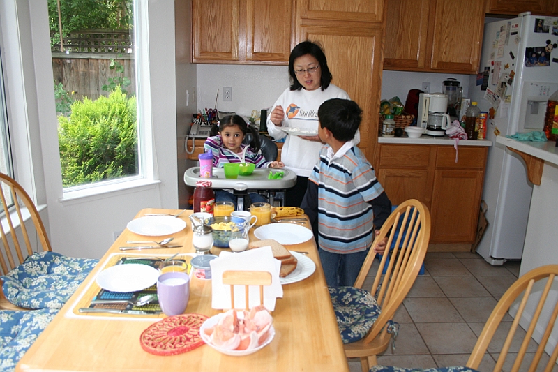 10-05-09-093915.JPG - Breakfast is being served
